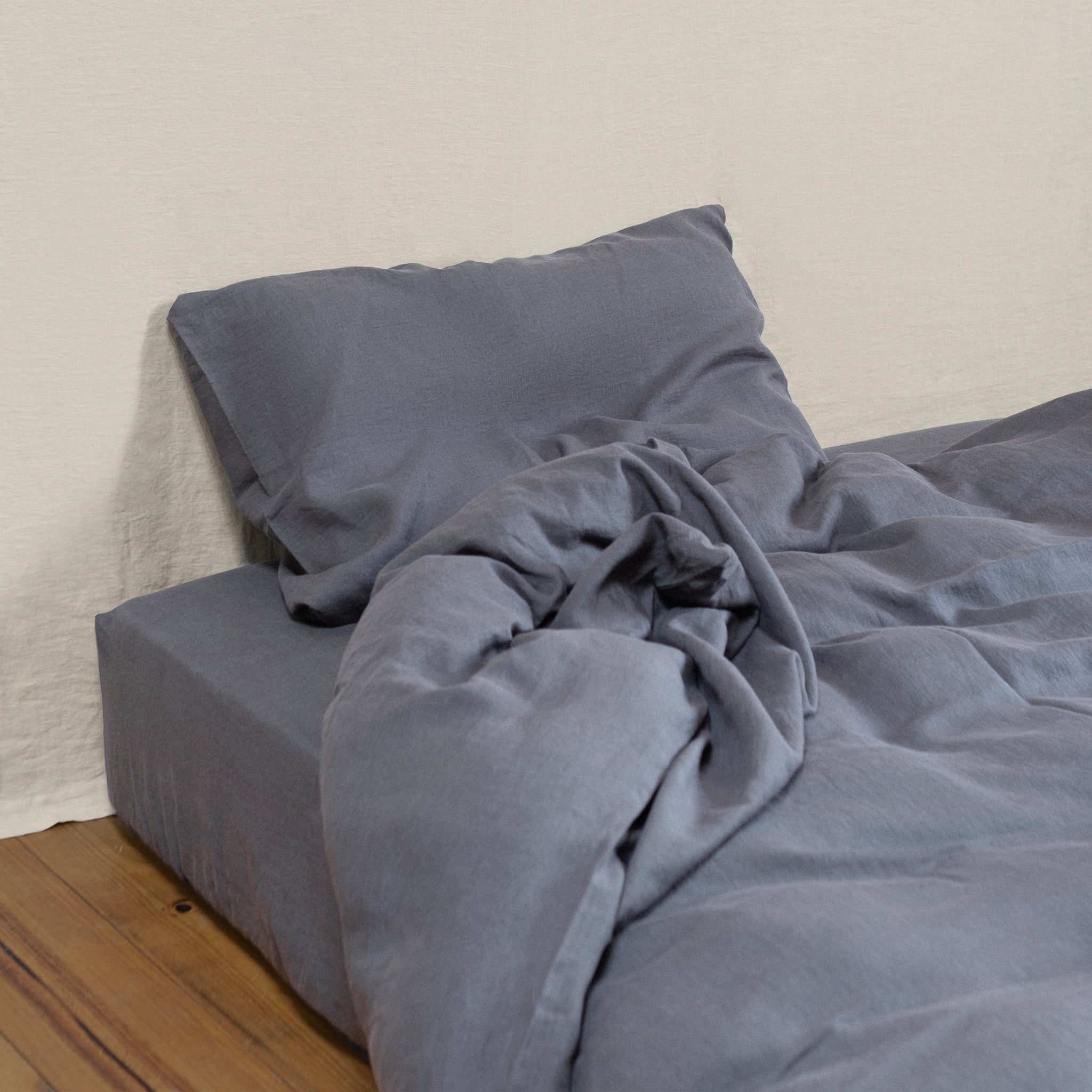[sample sale] dark grey linen bedding